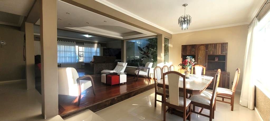 Excelente Casa de Esquina no Residencial Bahamas – Ipanema, com 351m² privativos, 4 dormitórios e duas vagas de garagem.