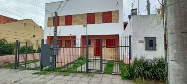Casa para Venda - 75m², 3 dormitórios, 2 vagas - Guarujá