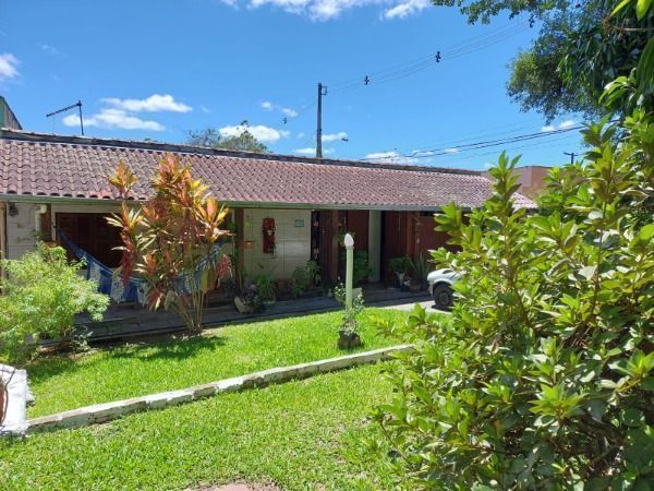 Casa em Porto Alegre, no bairro Belém Novo, com 4 dormitório(s), e 4 banheiros, 