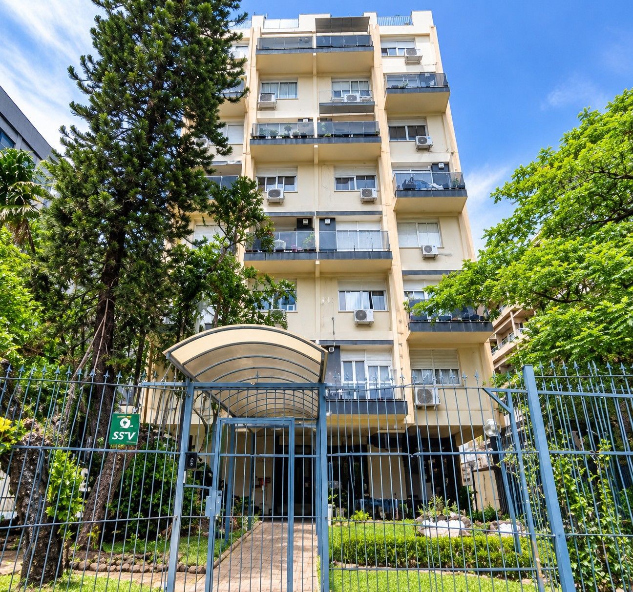 Apartamento à venda no bairro Menino Deus. Localizado em frente ao Parque Marinha do Brasil. O imóvel conta com 2 dormitórios e 1 vaga coberta.