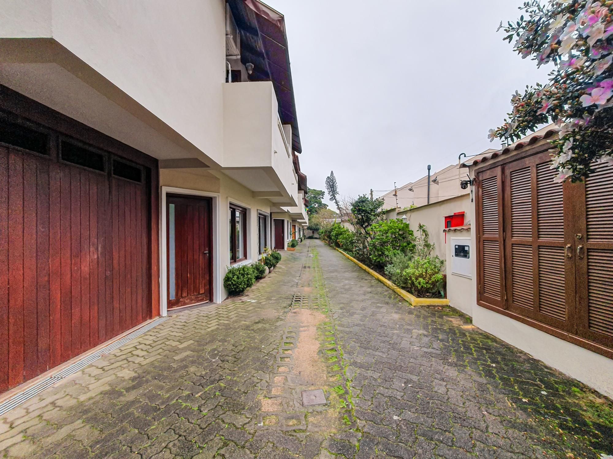 CASA EM CONDOMÍNIO FECHADO NO BAIRRO IPANEMA COM 2 DORMITORIOS.