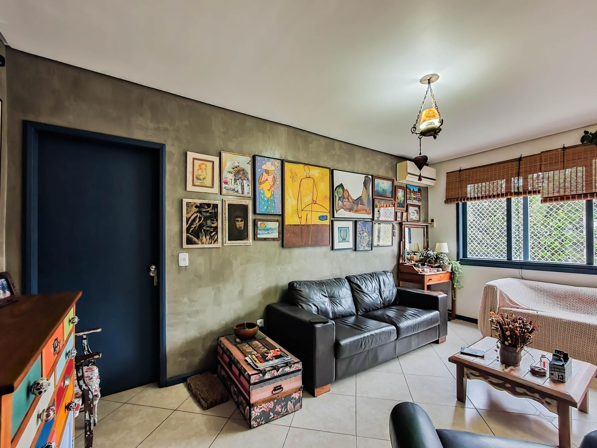 Amplo apartamento de 2 dormitórios, sendo 1 suíte, e uma  ótima dependência de empregada, 3 banheiros, em localização privilegiada no  Bairro Cristal. — foto 5