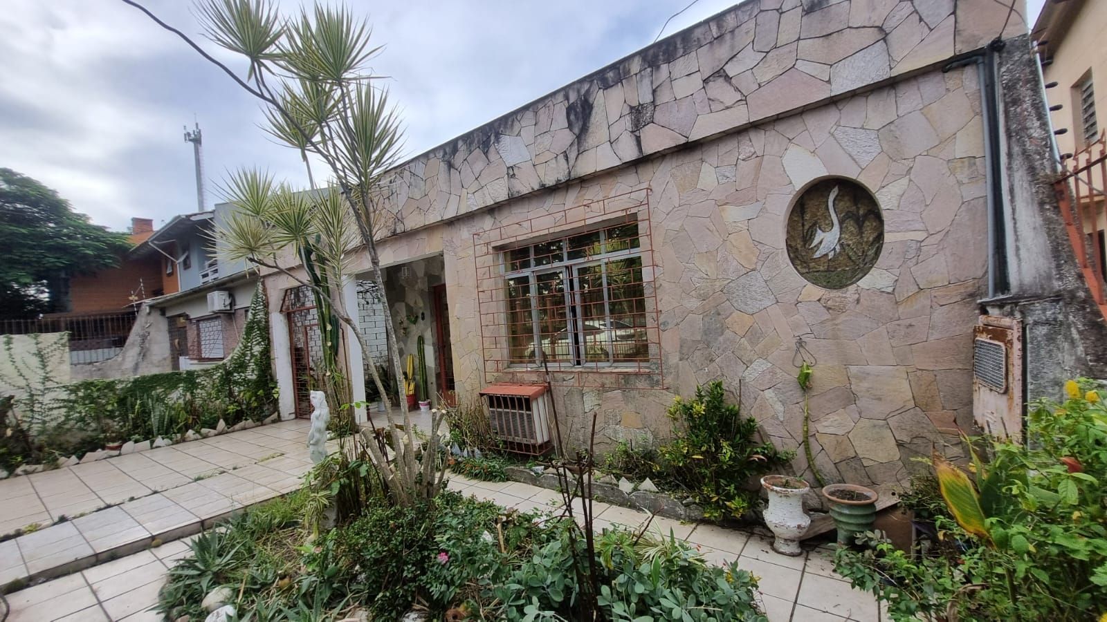 Linda residência com 3 dormitórios no Bairro Cavalhada.