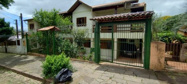 Casa em Porto Alegre, no bairro Nonoai, com 6 dormitório(s), e 6 banheiros, à ve