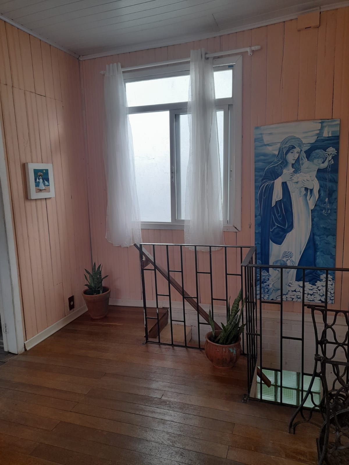 Casa mista, 4 dormitórios, sendo 1 suíte.