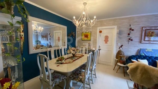 Apartamento em Porto Alegre, no bairro Cristal, com 2 dormitório(s), e 2 banheir