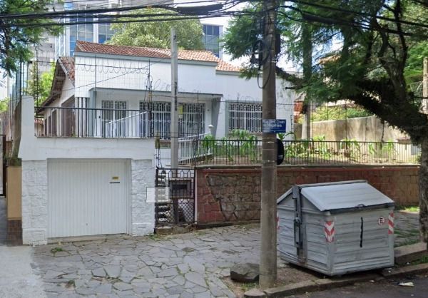 Casa em Porto Alegre, no bairro São João, com 4 dormitório(s), à venda.