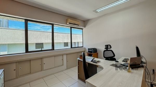 Conjunto/Sala em Porto Alegre, no bairro Bom Fim, e 0 banheiros, à venda.