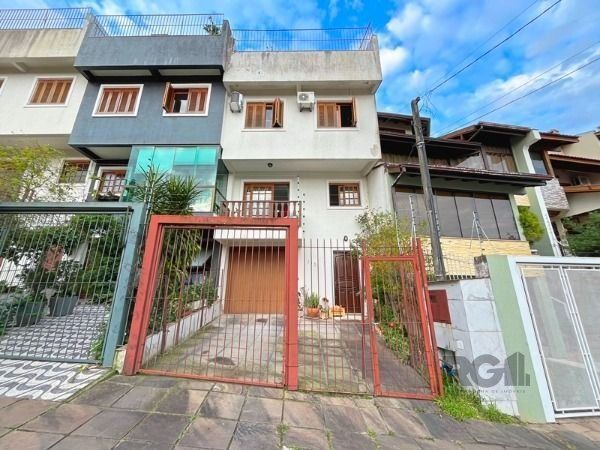 Casa em Porto Alegre, no bairro Ipanema, com 3 dormitório(s), e 3 banheiros, à v