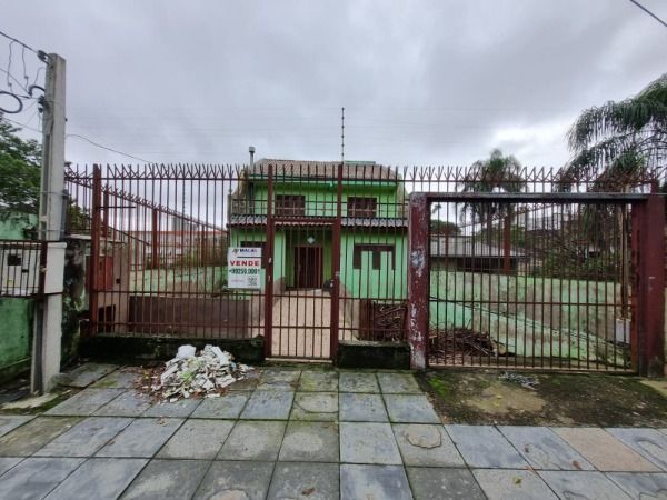 Sobrado em Porto Alegre, no bairro Glória, com 5 dormitório(s), e 5 banheiros, à