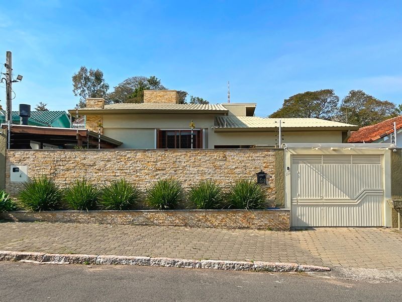 Ótima Residência com 4D, piscina e garagem fechada para 2 carros no Jardim Media