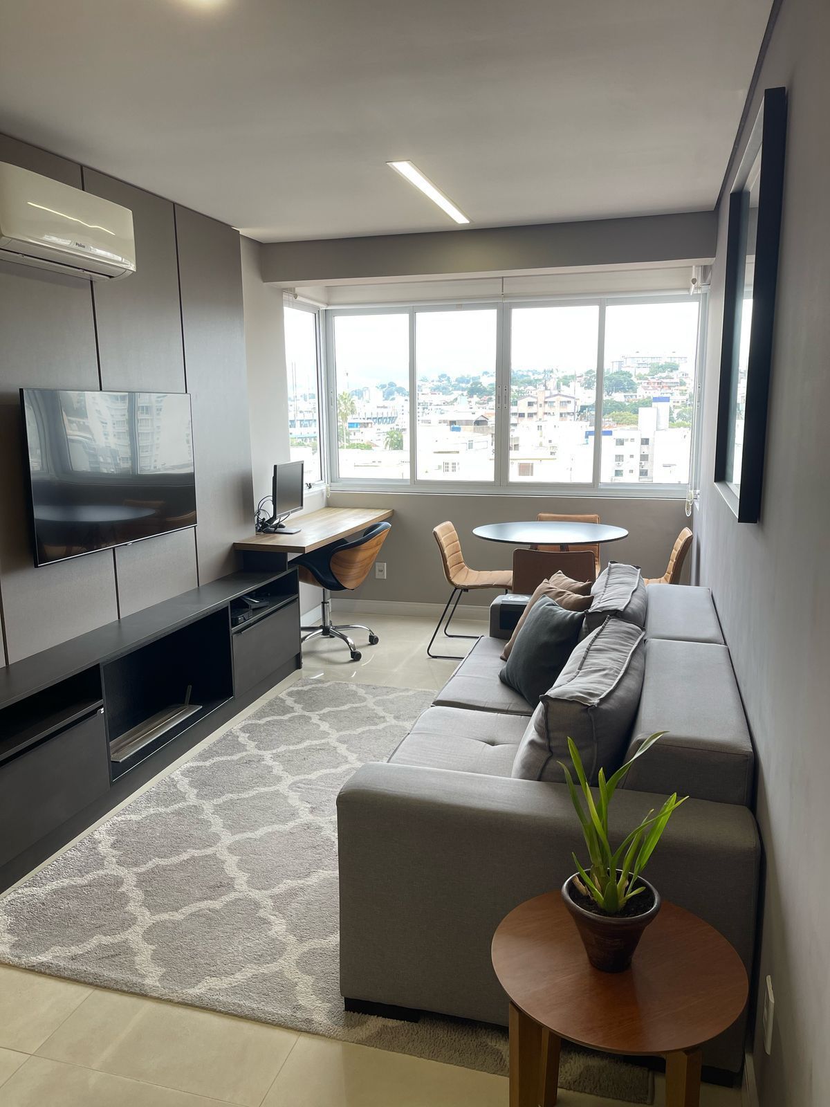 Apartamento com 1 dormitório e 1 vaga garagem á venda no Bairro Azenha.