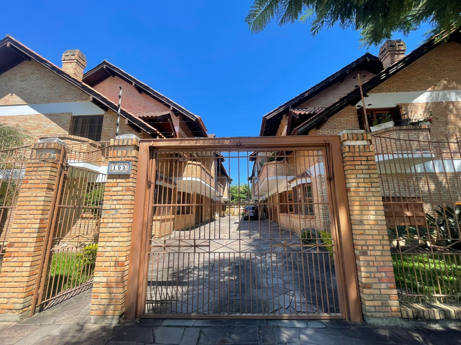 Casa de Condomínio, 3 dormitórios no bairro Ipanema em Porto Alegre para Comprar