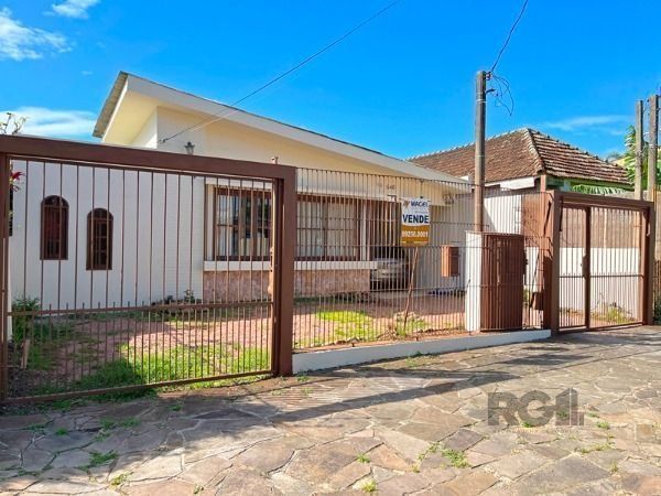 Casa em Porto Alegre, no bairro Ipanema, com 4 dormitório(s), e 4 banheiros, à v