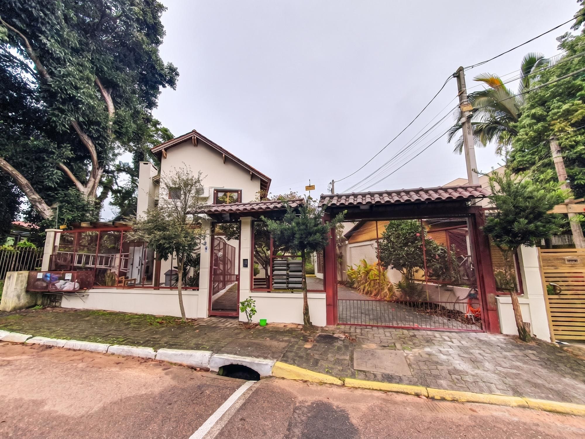 CASA EM CONDOMÍNIO FECHADO NO BAIRRO IPANEMA COM 2 DORMITORIOS.