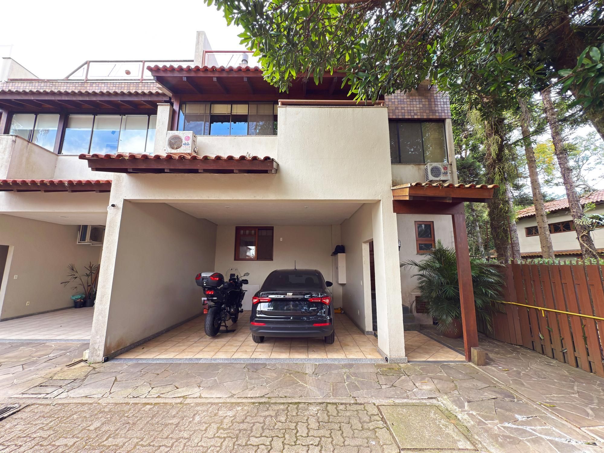 Linda Residência com 3 dormitórios sendo 1 suíte no Jardim Isabel.