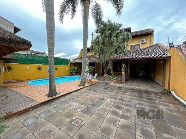 Casa em Porto Alegre, no bairro Guarujá, com 3 dormitório(s), e 3 banheiros, à v