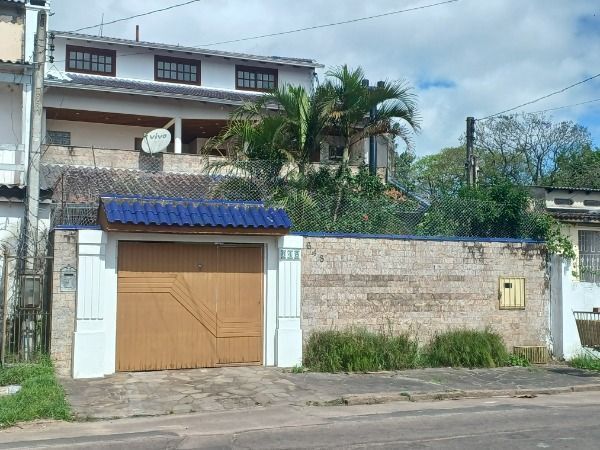 Casa em Porto Alegre, no bairro Restinga, com 4 dormitório(s), e 4 banheiros, à 