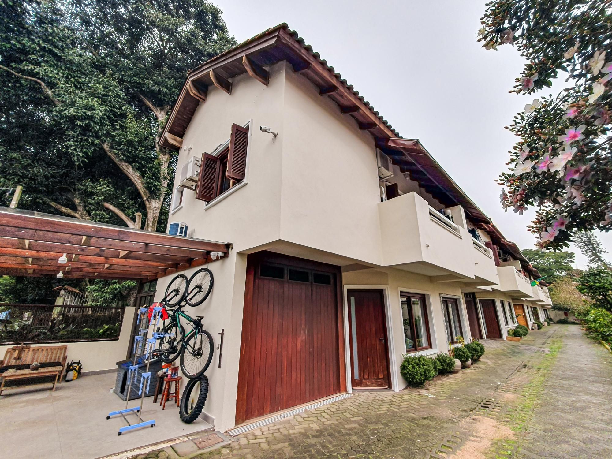 CASA EM CONDOMÍNIO FECHADO NO BAIRRO IPANEMA COM 2 DORMITORIOS.