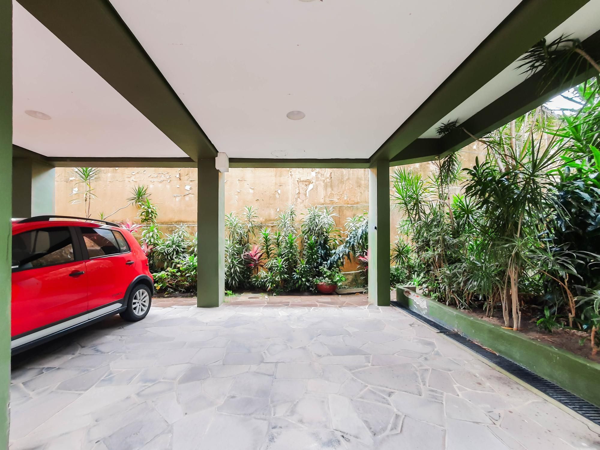 Amplo apartamento de 2 dormitórios, sendo 1 suíte, e uma  ótima dependência de empregada, 3 banheiros, em localização privilegiada no  Bairro Cristal. — foto 3
