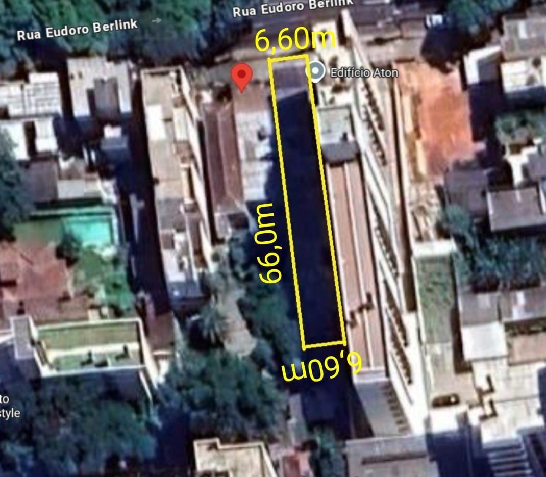 Casa com 3 dormitórios e 1 vaga de garagem, em terreno com 435,60m² (6,60m de frente por 66,00m de extensão).