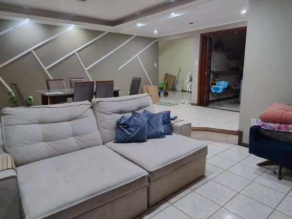 Casa em Porto Alegre, no bairro Vila Nova, com 4 dormitório(s), e 4 banheiros, à