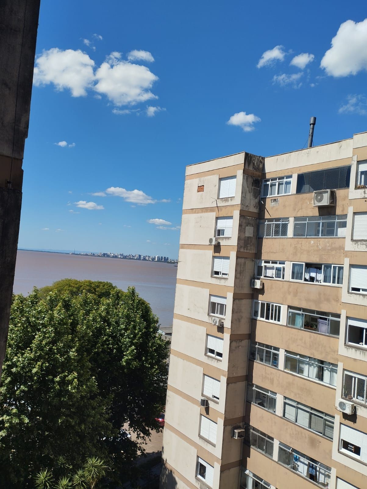 Apartamento 2 dormitórios, closet, 2 banheiros, dep. empregada vista, para o Gua