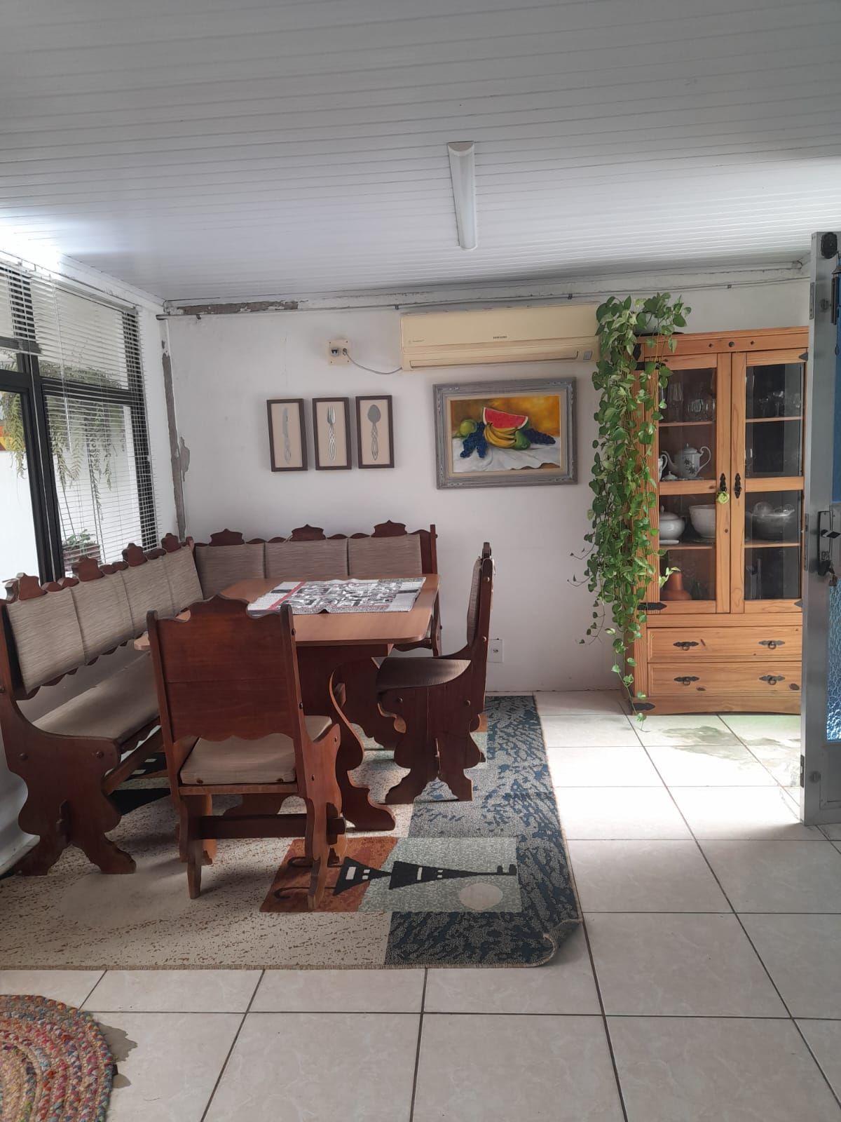 Casa mista, 4 dormitórios, sendo 1 suíte.
