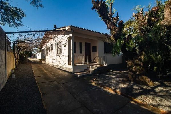 Casa em Porto Alegre, no bairro Vila Nova, com 6 dormitório(s), e 6 banheiros, à