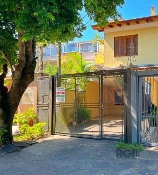 Casa em Porto Alegre, no bairro Ipanema, com 3 dormitório(s), à venda.