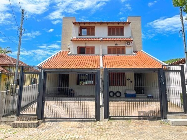 Casa em Porto Alegre, no bairro Tristeza, com 3 dormitório(s), e 3 banheiros, à 