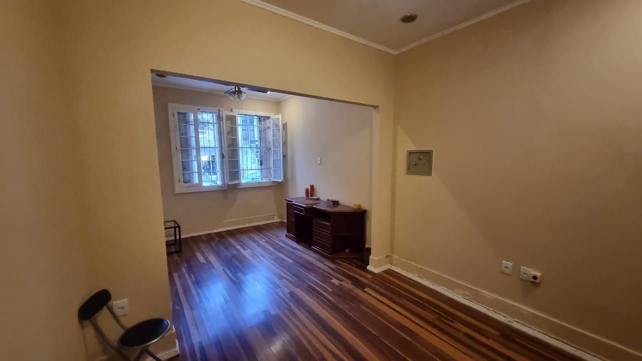 ótima casa transformada em comercial, com 3 salas, banho social, cozinha, pátio, em localização privilegiada no bairro.