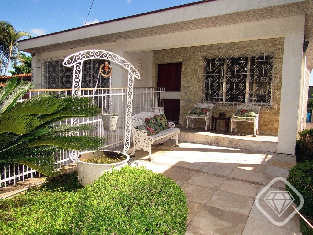 Ótima residência com 4 dormitórios, lareira e piscina no coração do bairro Tristeza.