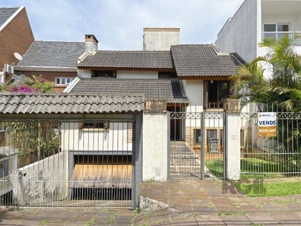 Casa em Porto Alegre, no bairro Ipanema, com 3 dormitório(s), à venda.