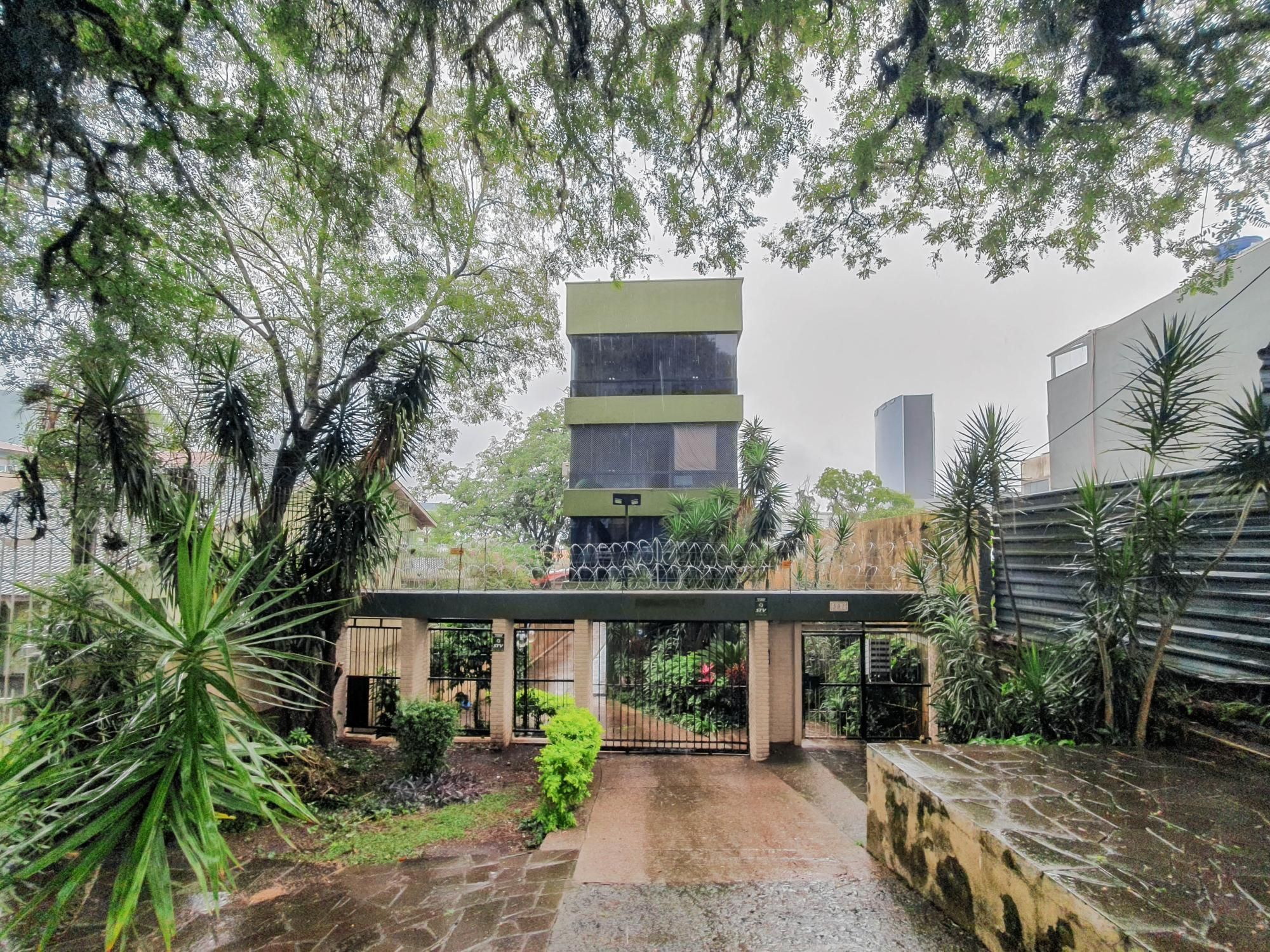 Amplo apartamento de 2 dormitórios, sendo 1 suíte, e uma  ótima dependência de empregada, 3 banheiros, em localização privilegiada no  Bairro Cristal. — foto 2