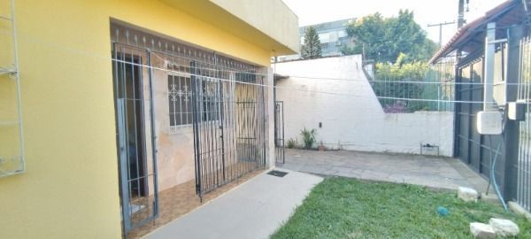 Casa em Porto Alegre, no bairro Vila Nova, com 2 dormitório(s), e 2 banheiros, à