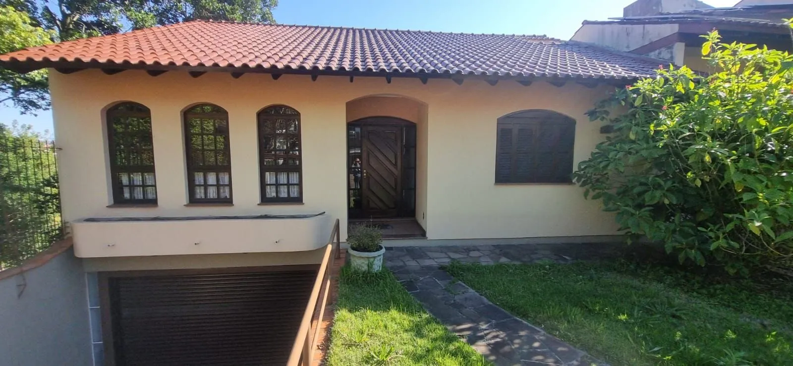 Ótima Residência com 3 dormitórios sendo 1suíte, no Bairro Ipanema.