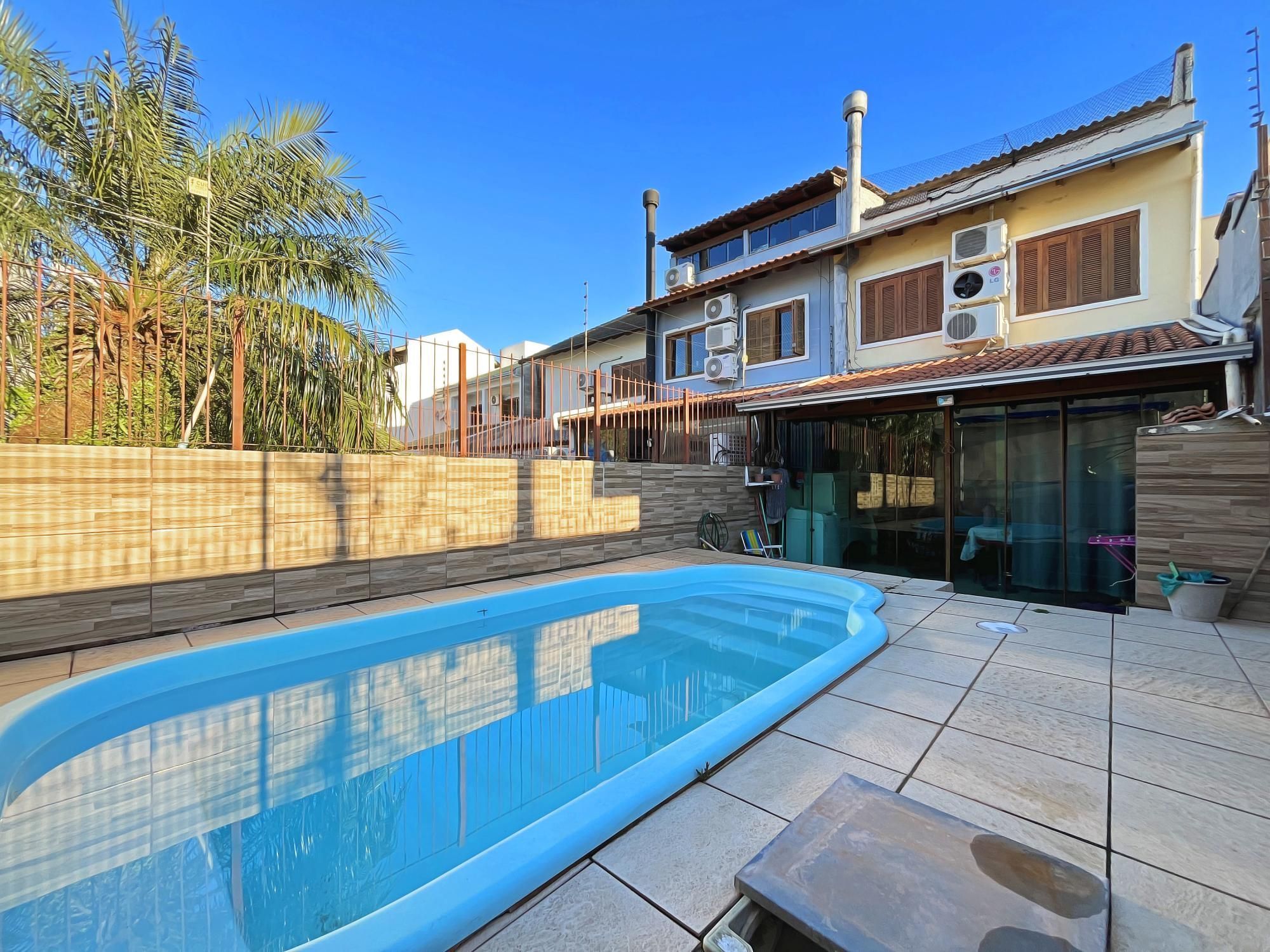 Residência com 4 dormitórios sendo 1 suites no Bairro Guarujá.