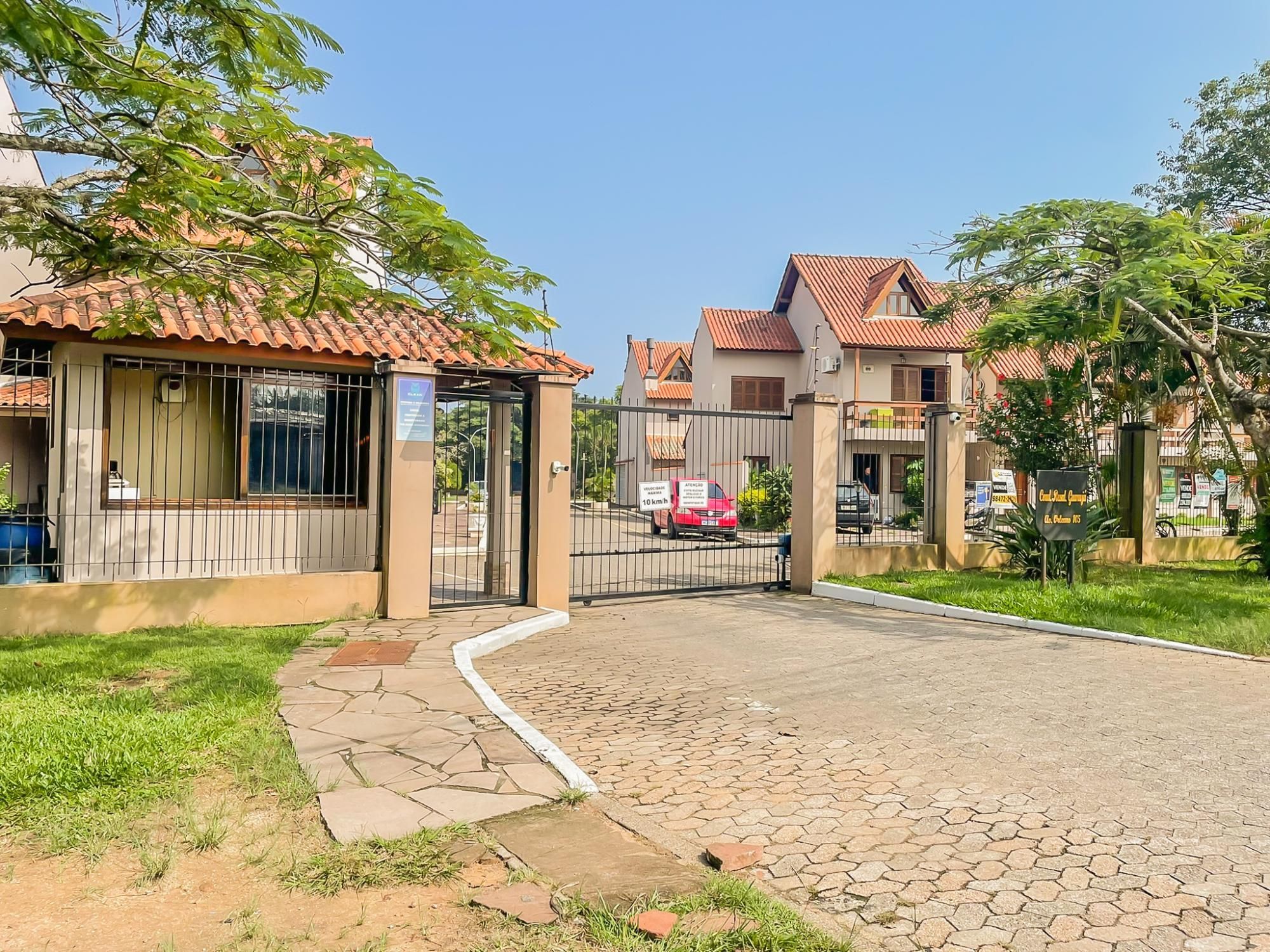 Casa de Condomínio à venda com 196m², 2 quartos, 2 vagas no bairro Guarujá em Porto Alegre