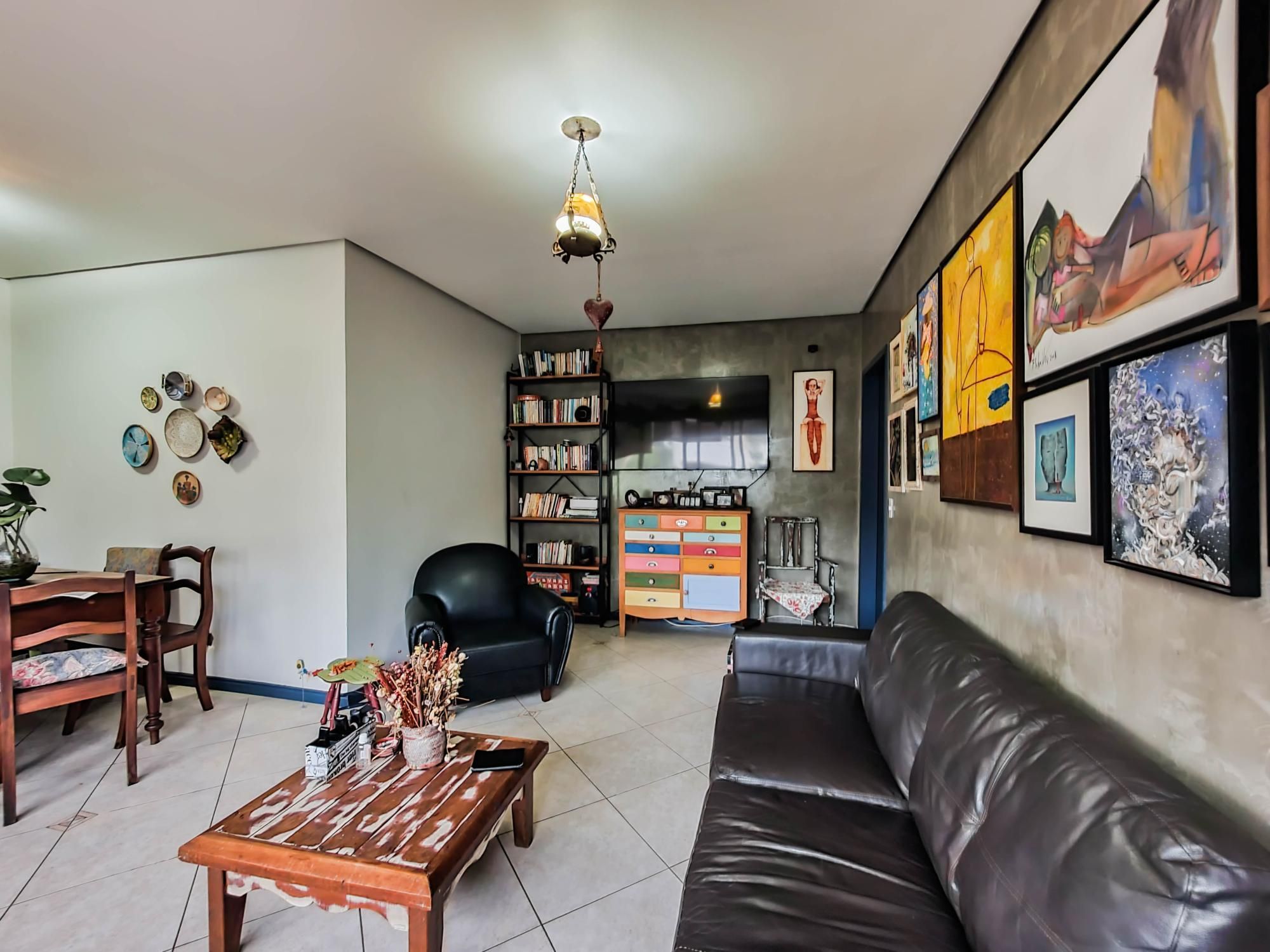 Amplo apartamento de 2 dormitórios, sendo 1 suíte, e uma  ótima dependência de empregada, 3 banheiros, em localização privilegiada no  Bairro Cristal. — foto 4