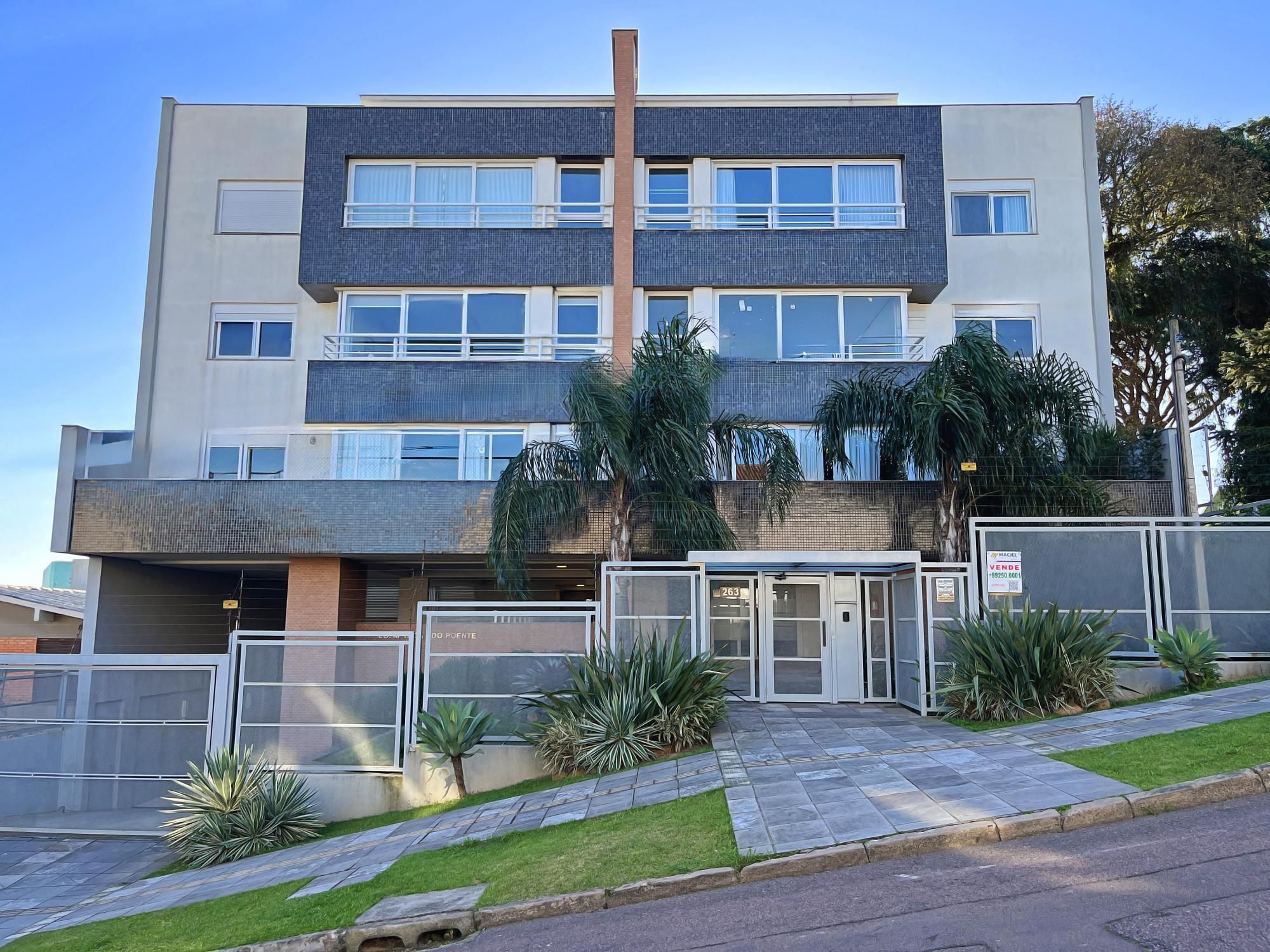 Apartamento com 3 dormitórios sendo 3 suíte á venda Bairro Cristal.