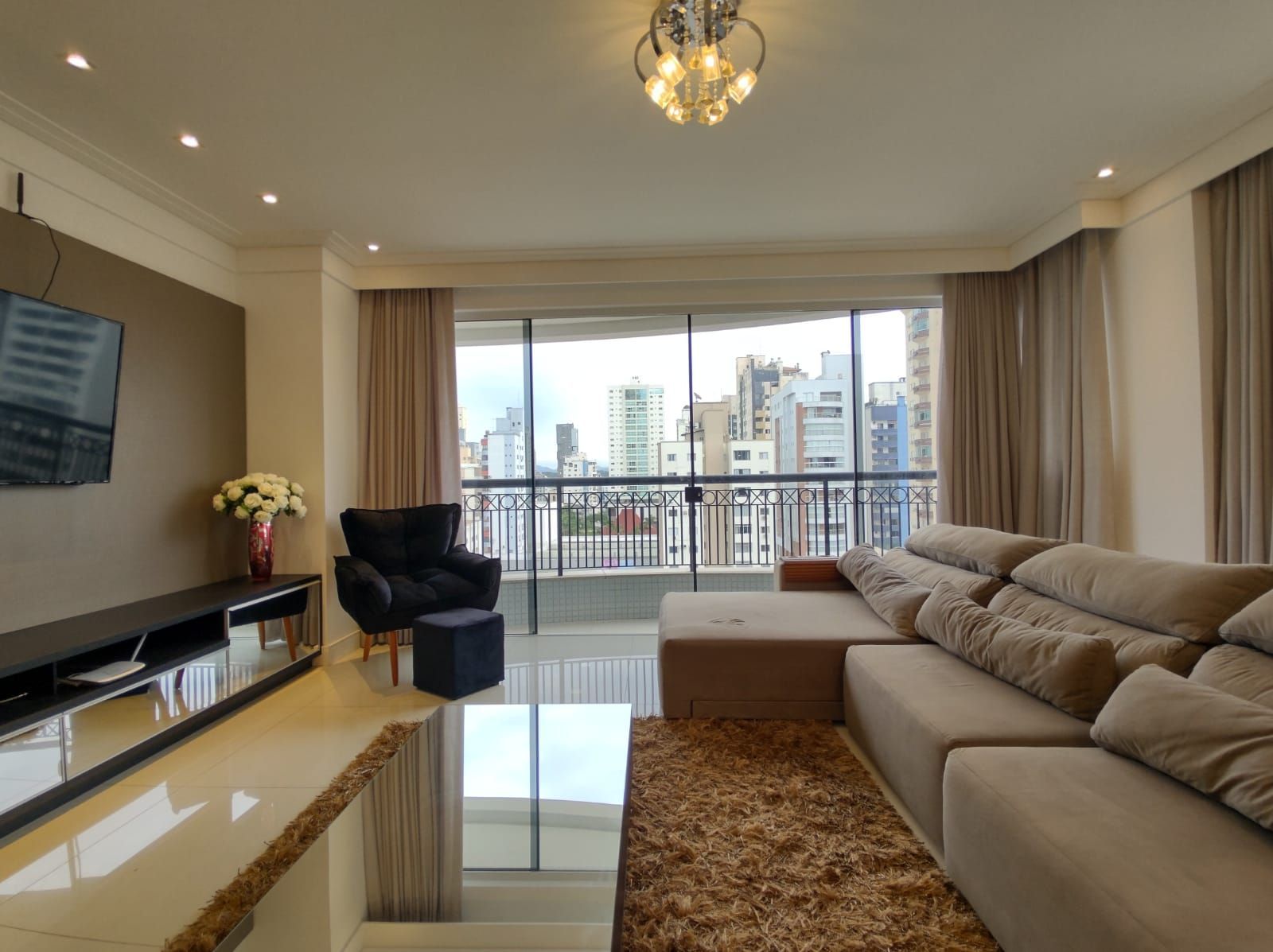 Apartamento com três suítes no Centro