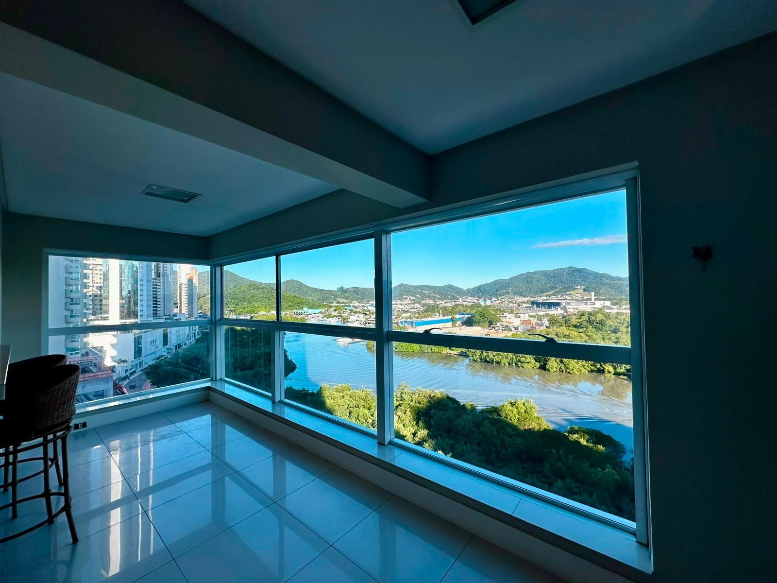 Apartamento na Barra Sul em região valorizada, foto 2 de 27