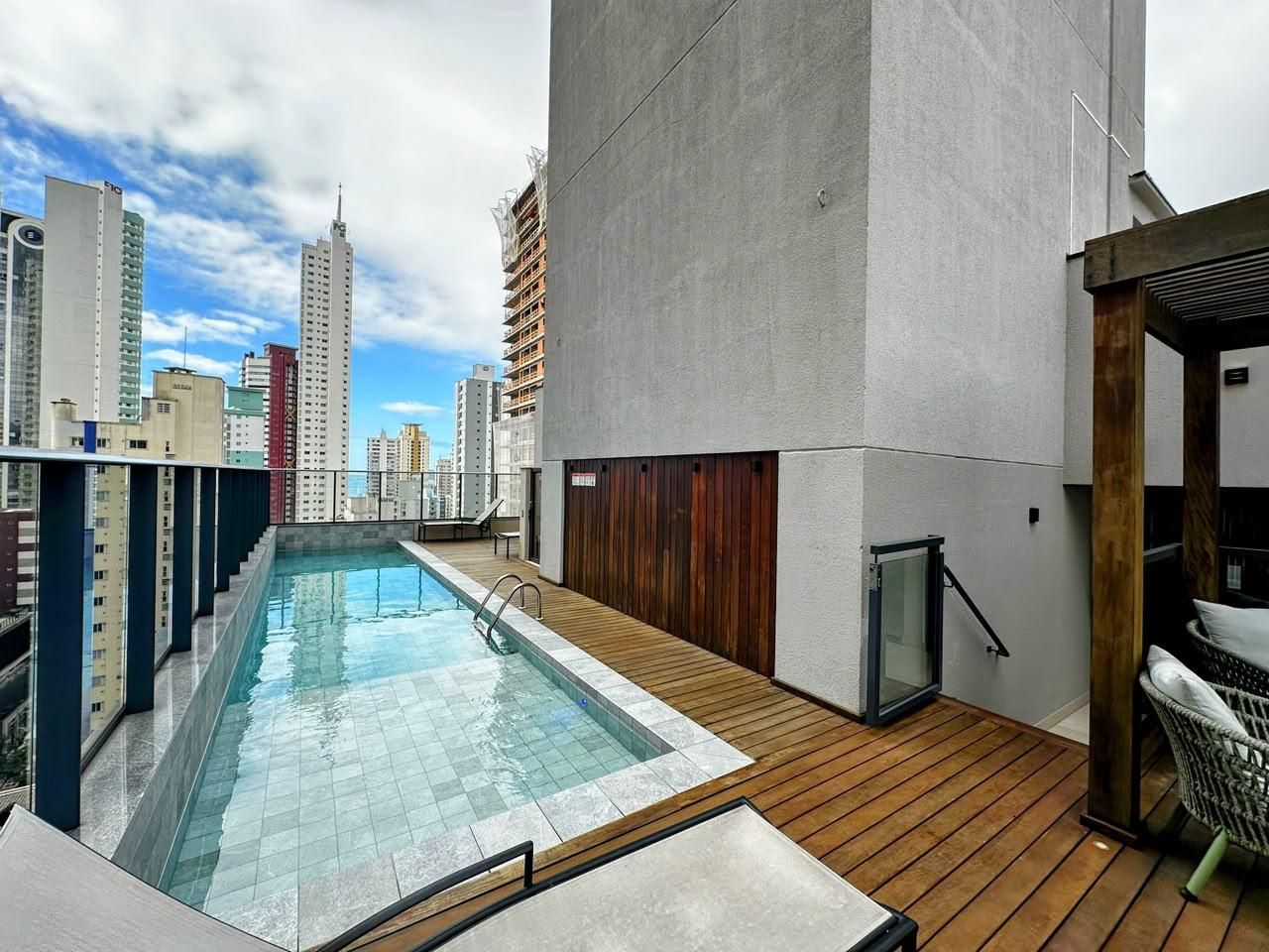 Apartamento novo com três dormitórios e lazer completo