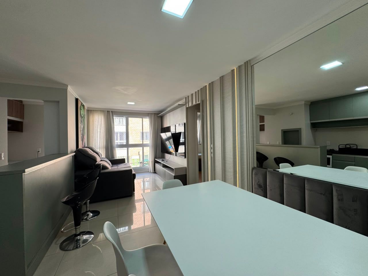 Apartamento em home club no bairro Nações, foto 2 de 15