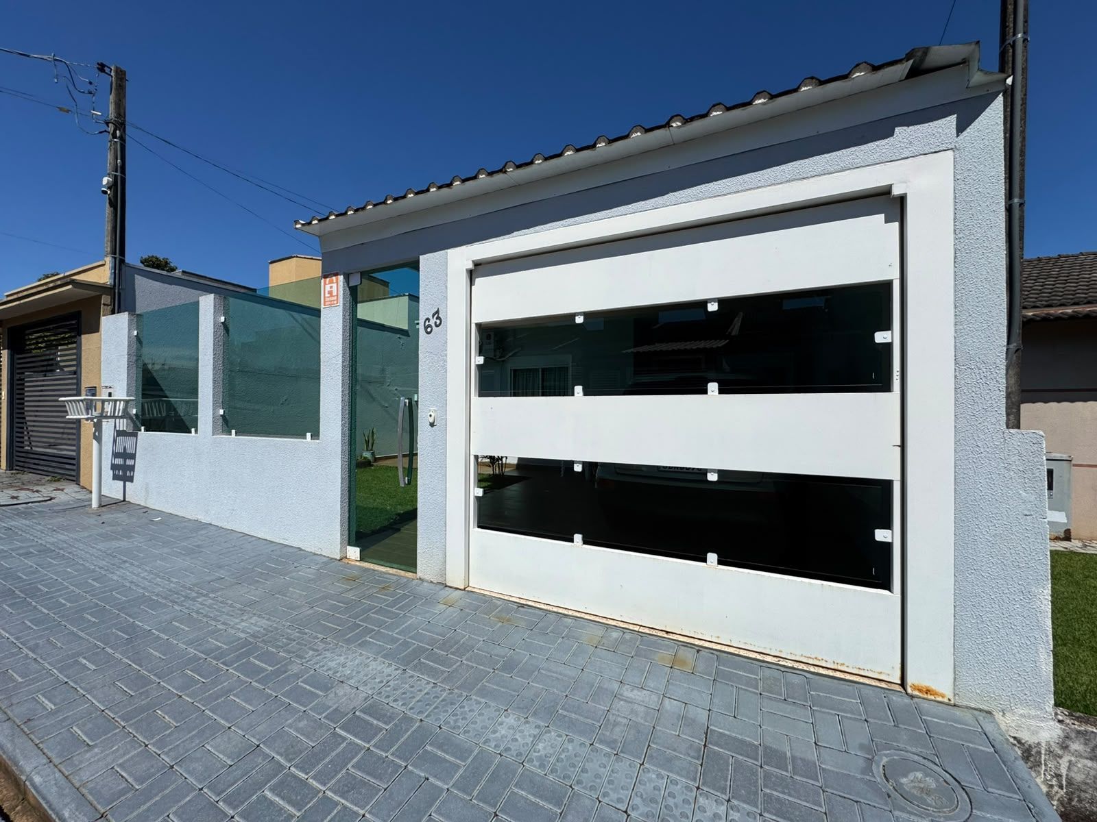 CASA SEMIMOBILIADA À VENDA COM 3 QUARTOS