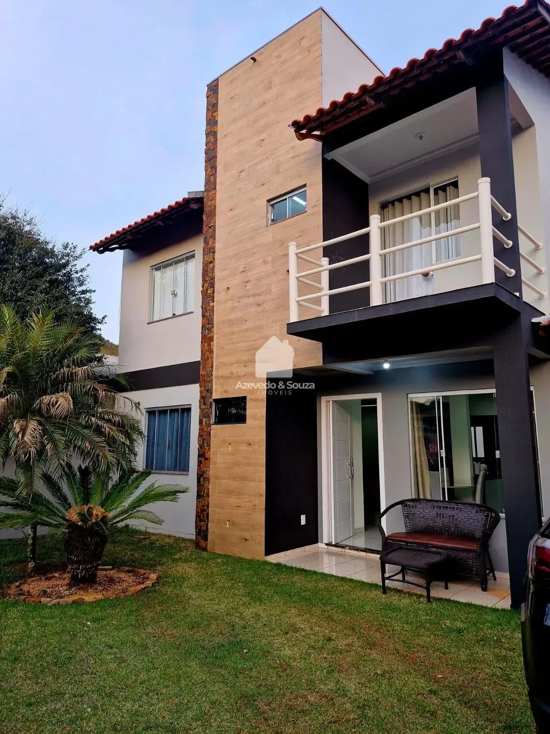 SOBRADO COM PISCINA DISPONIVEL PARA VENDA EM ÓTIMA LOCALIZAÇÃO!
