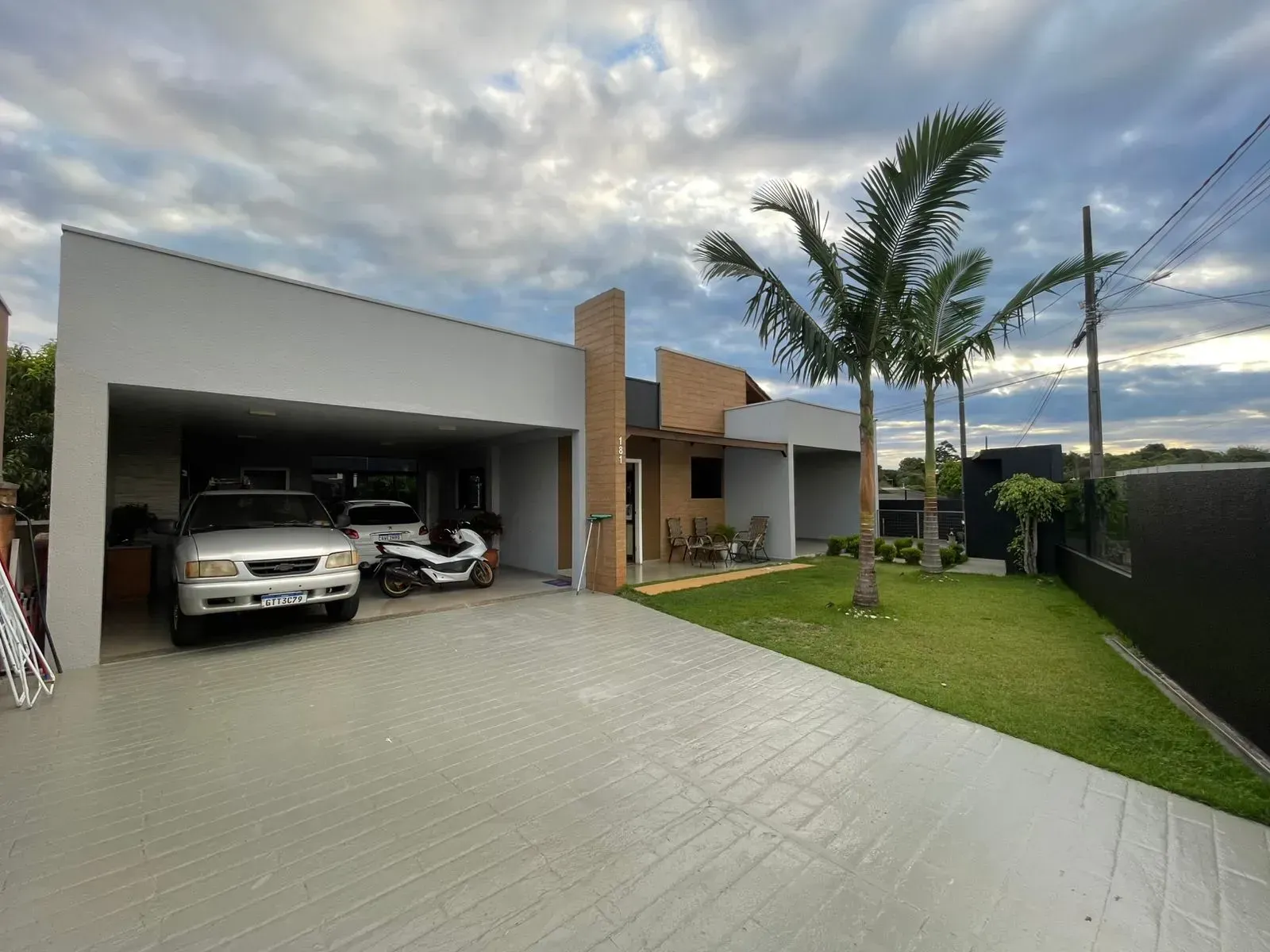 CASA COM EXCELENTE ESPAÇO INTERNO E EXTERNO