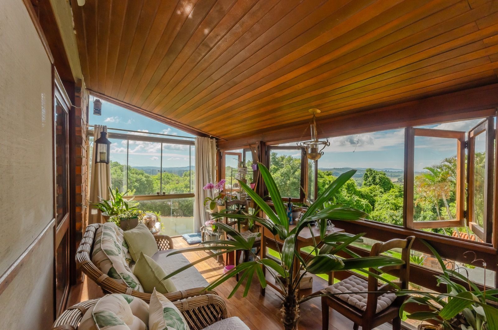 Casa Exclusiva na Zona Sul com Vista Panorâmica, Piscina e Poço Artesiano!