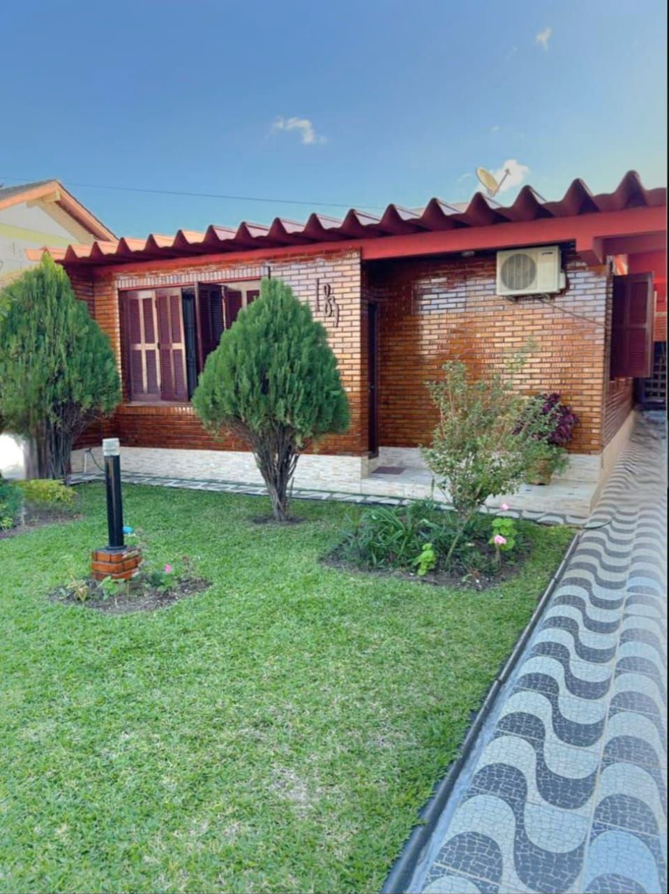 Casa a venda com 3 dormitórios no Centro de Guaíba.